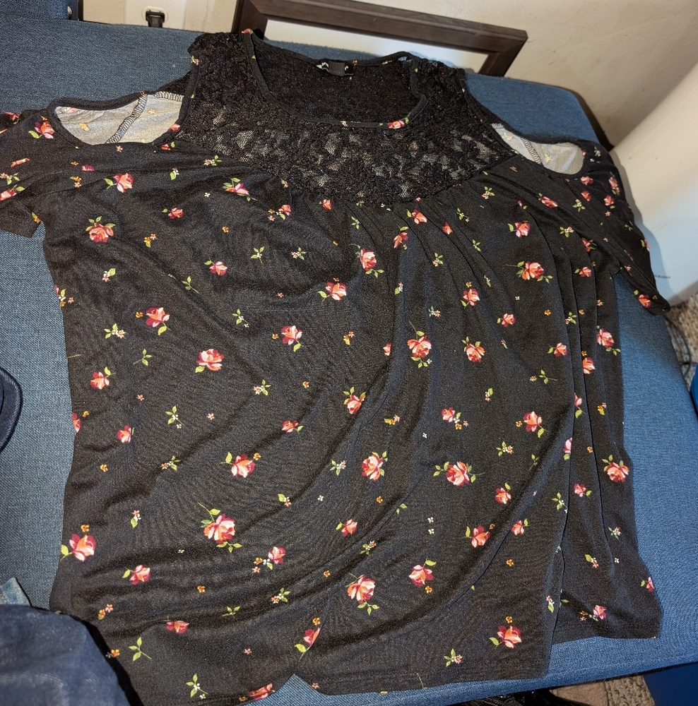 Joe Boxer Cold Shoulder Top 3x Flowers